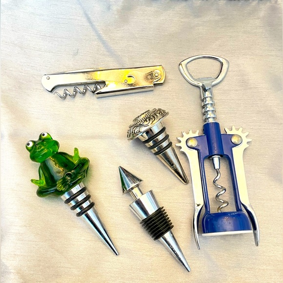 Set of wine accessories: 2 wine openers & 3 decorative wine toppers - Picture 1 of 8